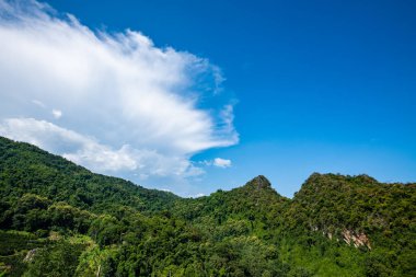 Dağ manzaralı Doi Pha Mee, Chiang Rai ili.