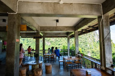 CHIANG RAI, THAILAND - 11 Ekim 2019: Doi Pha Mee, Chiang Rai 'deki güzel dağ manzaralı kafe.