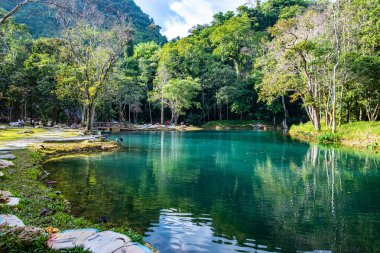 Tham Luang 'daki zümrüt havuz - Khun Nam Nang Orman Parkı, Chiang Rai.