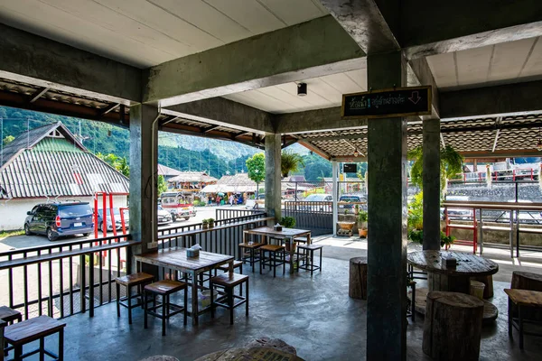 CHIANG RAI, THAILAND - 11 Ekim 2019: Doi Pha Mee, Chiang Rai 'deki güzel dağ manzaralı kafe.