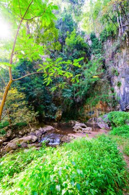 Chiang Rai ilindeki Pha Kong Mağarası 'nın önündeki küçük dere..