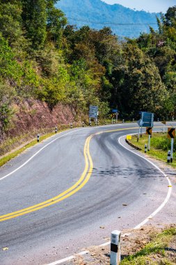 Tayland 'ın boklua bölgesindeki dağda yol.