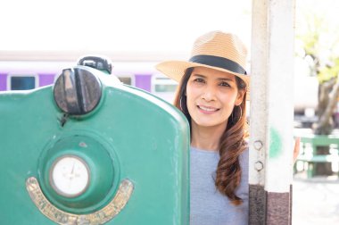 Lampang 'daki Nakhon Lampang tren istasyonunda çalışan Asyalı kadın..