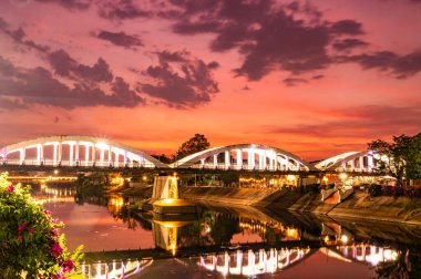 Ratsadaphisek Köprüsü, Wang Nehri üzerinde, Lampang Eyaleti, Gece.