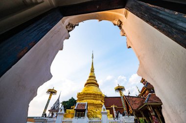 Pong Sanuk Tapınağı, Lampang 'da altın kapılı Tayland tarzı kapı çerçevesi..