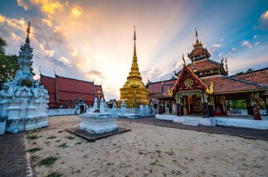 Tayland 'ın Lampang bölgesindeki Pong Sanuk tapınağının manzarası..