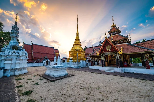 Tayland 'ın Lampang bölgesindeki Pong Sanuk tapınağının manzarası..