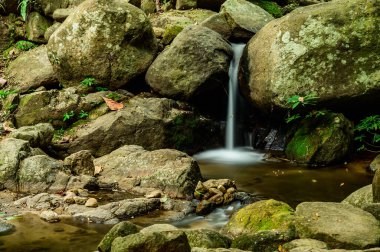 Su Pong Pra Banyo Şelalesinde akıyor, Chiang Rai vilayetinde..