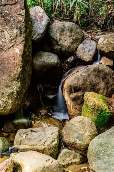 Su Pong Pra Banyo Şelalesinde akıyor, Chiang Rai vilayetinde..