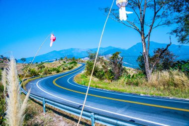 Tayland 'ın boklua bölgesindeki dağda yol.