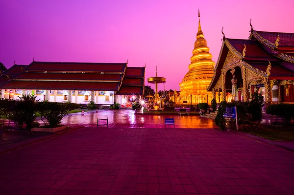 Night Scene Phra Hariphunchai Temple Lamphun Province — стоковое фото