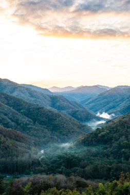 Wat Phrathat Doi Leng 'in Tayland manzaralı sisli dağ manzarası.