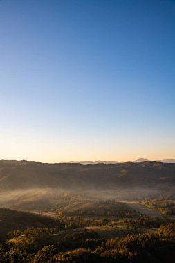 Dağlar Tayland 'ın Wiang Papao bölgesini gösteriyor..
