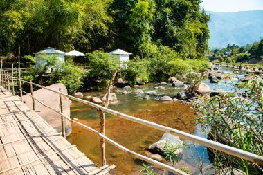 Tayland 'ın boklua bölgesinde Mang nehri ile küçük bir köprü..