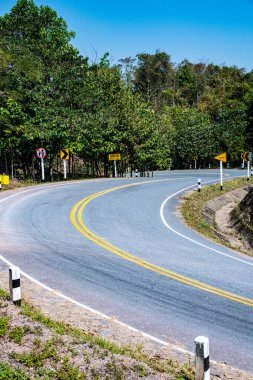 Tayland 'ın boklua bölgesindeki dağda yol.