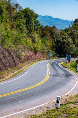 Tayland 'ın boklua bölgesindeki dağda yol.