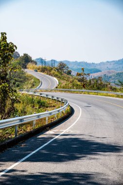 Tayland 'ın boklua bölgesindeki dağda yol.