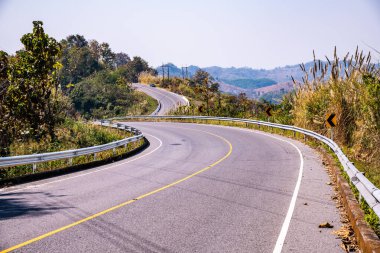 Tayland 'ın boklua bölgesindeki dağda yol.