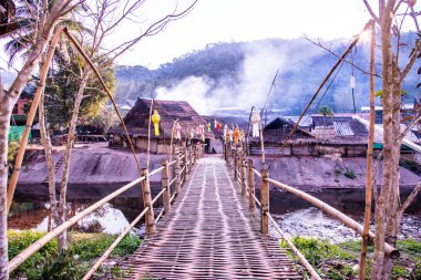 Tayland 'ın Bokuai bölgesinde Mang nehri üzerinde küçük bir köprü..