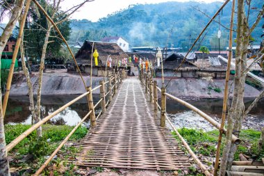 Tayland 'ın Bokuai bölgesinde Mang nehri üzerinde küçük bir köprü..