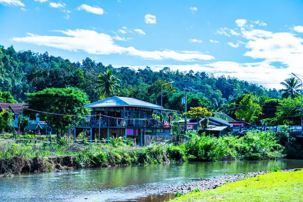 タイのムエアンコン地区にある山のある小さな運河 — ストック写真