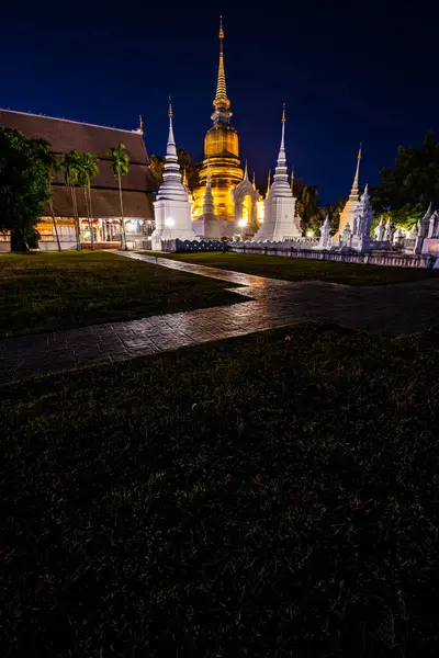 Храм Суан Док Ночью Таиланд — стоковое фото