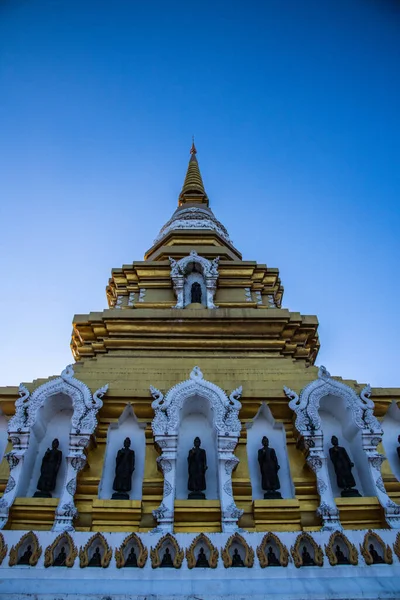 Golden Pagoda Wat Pra Chao Luang Mon Phrachao Lai View — стокове фото