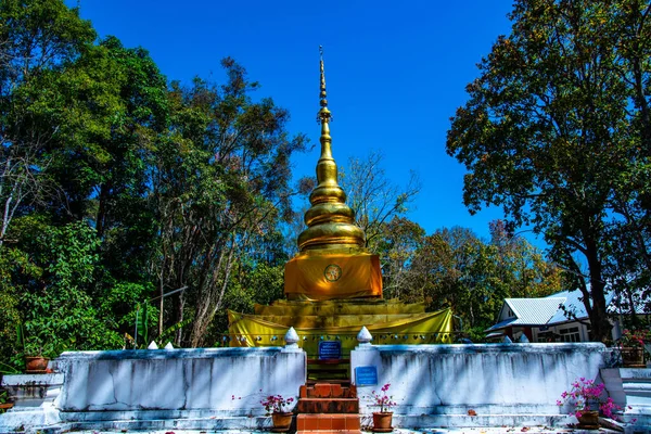 Golden Pagoda Phra Että Chom Chaeng Temppeli Pua Alueella Thaimaa — kuvapankkivalokuva