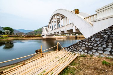 Thachompoo Köprüsü ya da Weir 'lı beyaz köprü Tayland, Lamphun' da.