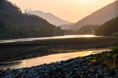 Bhumibol barajından sonra Ping Nehri, Tayland.