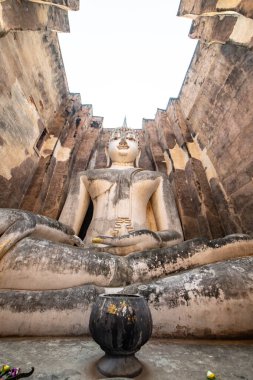 Si Chum tapınağındaki antik Buda heykeli, Tayland.