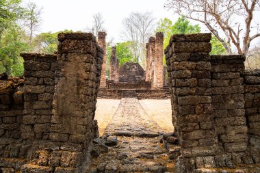 Wat Suan Kaeo Utthayan Yai tapınağı Si Satchanalai tarihi parkı, Tayland.