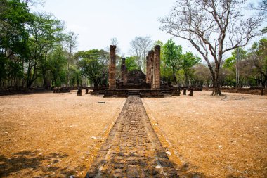 Wat Suan Kaeo Utthayan Yai tapınağı Si Satchanalai tarihi parkı, Tayland.