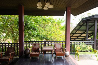 Tayland 'daki Mueang Laplae müzesinin Tayland tarzı mobilyaları..