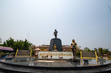 UTTARADIT, THAILAND - 6 Nisan 2019: Phraya Pichai Dab Hak Anıtı Uttaradit Belediye Binası önünde, Tayland.