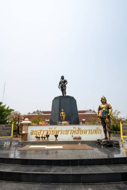 UTTARADIT, THAILAND - 6 Nisan 2019: Phraya Pichai Dab Hak Anıtı Uttaradit Belediye Binası önünde, Tayland.