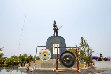 UTTARADIT, THAILAND - 6 Nisan 2019: Phraya Pichai Dab Hak Anıtı Uttaradit Belediye Binası önünde, Tayland.