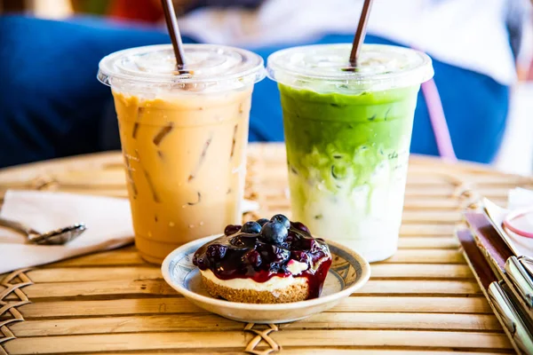 Iced Matcha Latte Und Eiskaffee Mit Blaubeer Käsekuchen Thailand — Stockfoto