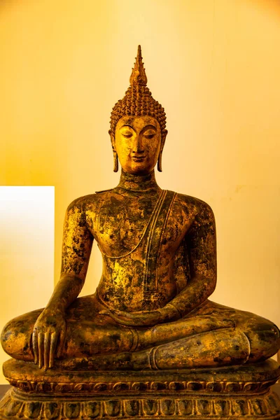 Будда Жовтим Тлом Таїланд — стокове фото