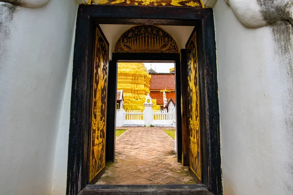 Door Frame Golden Pagoda Pong Sanuk Temple Lampang Province — Fotografia de Stock