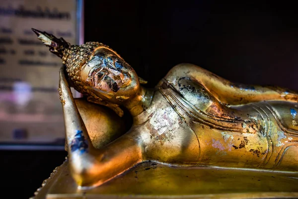 チェンライ県プラ カウー寺院の黄金のリクライニング仏 — ストック写真