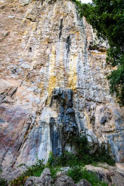 Lampang 'daki Phratupha kaya resminin turistik ilgi odağı antik kayalar..