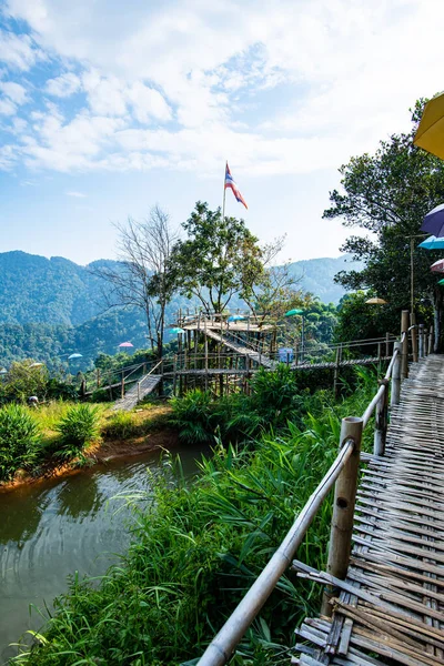 チェンライ県パハイ村の山の景色を望む竹の橋 — ストック写真