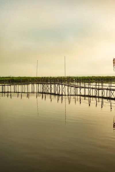 Малий Дерев Яний Міст Озером Кван Фаяо Світанку Таїланд — стокове фото