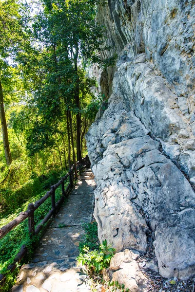 Lampang 'daki Phratupha kaya resminin turistik cazibesine giden yol.