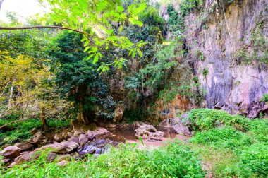 Chiang Rai ilindeki Pha Kong Mağarası 'nın önündeki küçük dere..