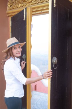 Lampang 'da tatilde olan Asyalı kadın..