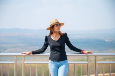 Mae Moh kömür madeninde gökyüzü köprüsü olan Asyalı kadın, Lampang vilayeti.