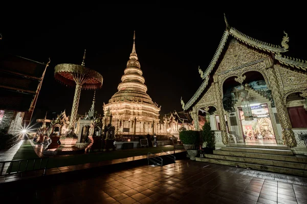 Night Scene Phra Hariphunchai Temple Lamphun Province — Fotografia de Stock