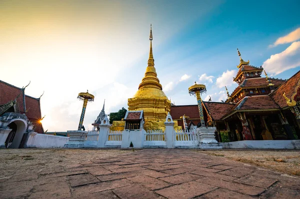 Goden Pagoda Świątyni Pong Sanuk Prowincja Lampang — Zdjęcie stockowe